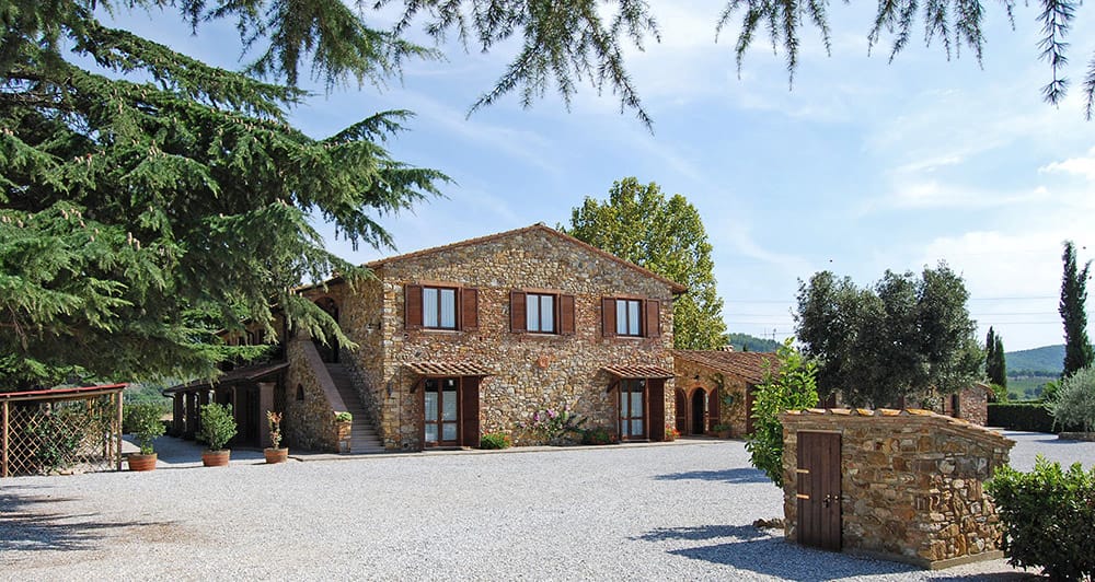 La facciata in pietra dell’agriturismo