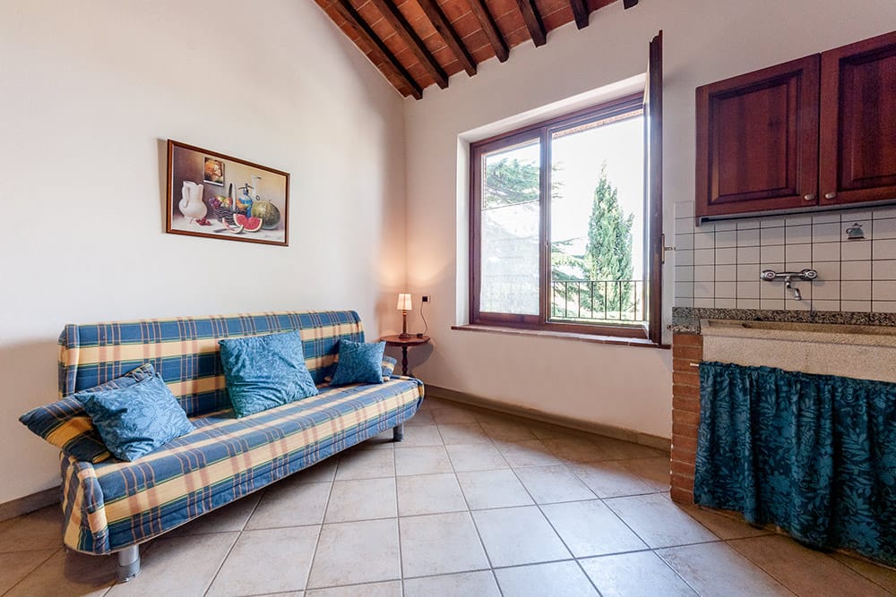 Soggiorno del bilocale con divano letto