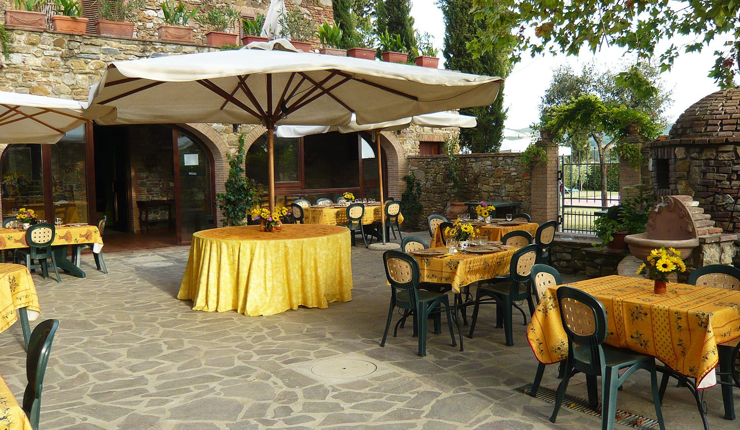 Il casale di pietra fra gli ulivi