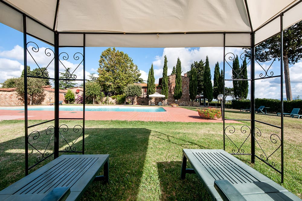 La piscina circondata dal verde