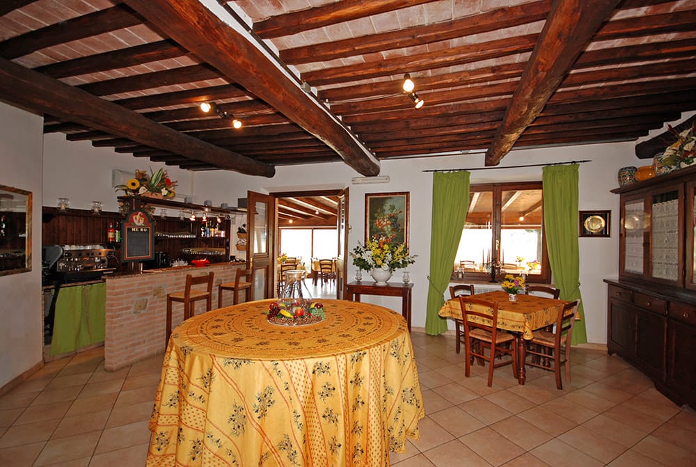 La saletta interna con il buffet