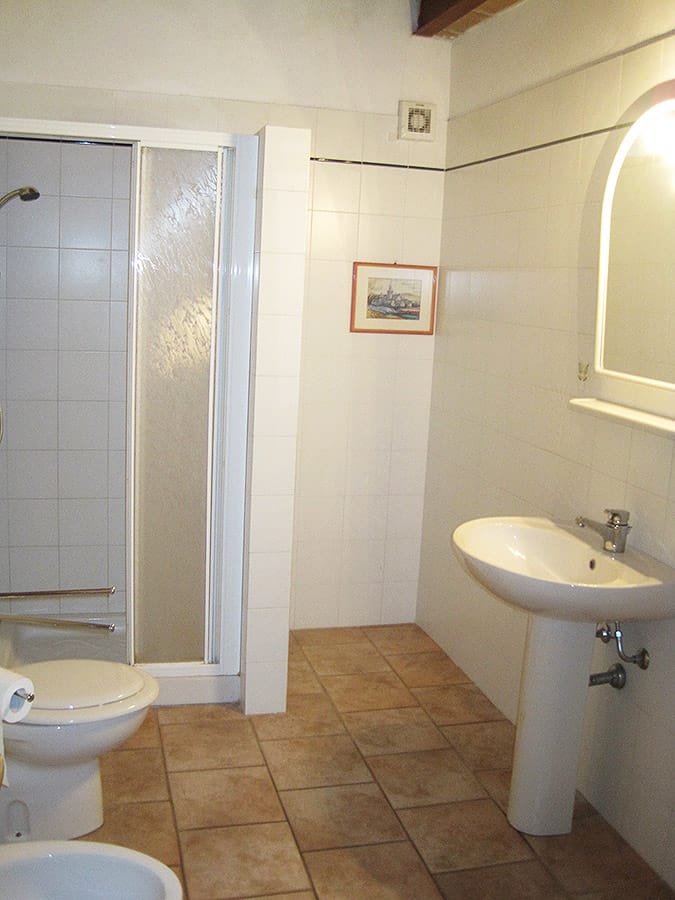 Bagno con doccia del trilocale