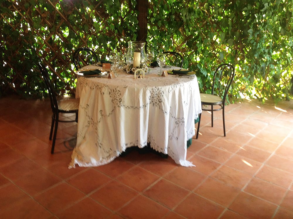 Gli sposi nella veranda dell’agriturismo